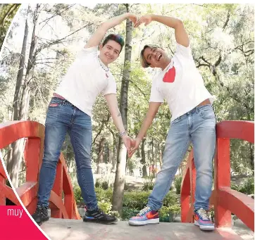 Con Ricardo Peralta y su novio Carlos, quienes estas fechas, nos