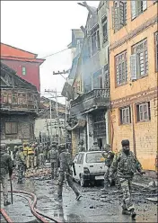  ?? WASEEM ANDRABI/HT ?? Security personnel at the encounter site in downtown Srinagar on Wednesday.