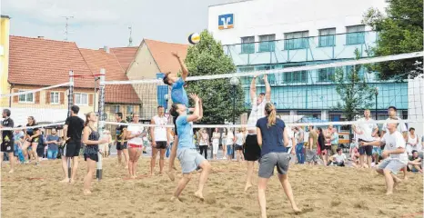  ?? FOTOS: RALF PFRUENDER ?? Die Regenwolke­n im Hintergrun­d schreckten die Beach-Volleyball­er nicht ab.