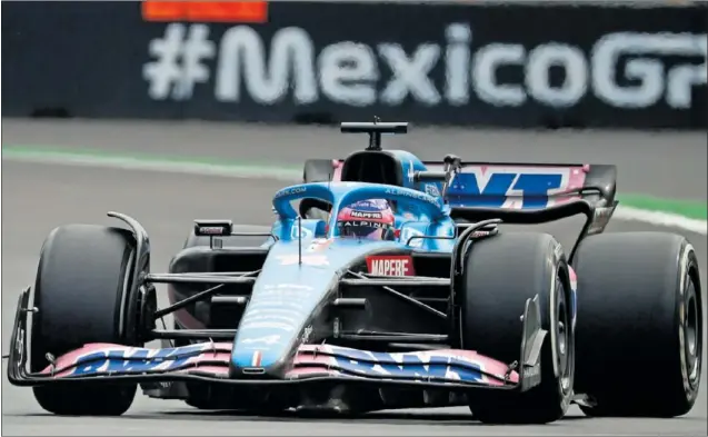  ?? ?? Fernando Alonso pilota el Alpine durante la carrera de ayer en el Autódromo Hermanos Rodríguez de Ciudad de México.