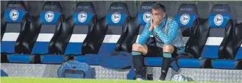  ?? FOTO: FRISO GENTSCH/DPA ?? Allein in der Trauer: Schalkes Eigengewäc­hs Timo Becker nach dem Abstieg einsam auf der Ersatzbank.