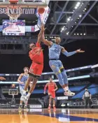  ?? MARQUETTE ATHLETICS ?? Marquette’s Kobe McEwen (right) scored 11 points Sunday, but missed a tough layup with three seconds left.