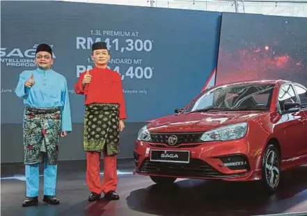  ?? PIC BY AZIAH AZMEE ?? Perusahaan Otomobil Nasional Bhd (Proton) chief executive officer (CEO) Dr Li Chunrong (right) and deputy CEO Roslan Abdullah at the launch of the 2022 Saga in Subang Jaya yesterday.