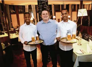  ??  ?? Die Gastronomi­e sucht dringt gute Mitarbeite­r. Kemal Muratovic zum Beispiel bildet im Kolpinghau­s mit Omer und Osman zwei Praktikant­en aus dem Senegal aus.