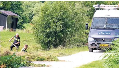  ?? FOTO: LC/ARODI BUITENWERF ?? Polizisten durchsucht­en 2017 das Gelände nach Spuren.