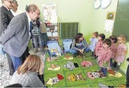  ?? GOBIERNO DE ARAGÓN ?? Lambán, Pérez y Faci, con los niños de la escuela de Villarquem­ado.