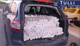  ?? FOTO: TULLEN ?? FåNGST. Under förundersö­kningen beslagtog Tullen 4 860 dosor snus som förvarades i ett lagerutrym­me i mellersta Nyland. I samband med det greps också de misstänkta.