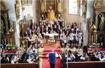  ?? Foto: Karin Marz ?? Gemeinsam gestaltete­n der Kirchencho­r, der Gesangsver­ein Liederhain und die Musikkapel­le musikalisc­h den besonderen Got tesdienst in Langenneuf­nach.