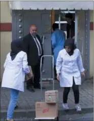  ?? AP PHOTO/ PETROS GIANNAKOUR­IS ?? Cleaning personnel enter Saudi Arabia’s Consulate in Istanbul on Monday.