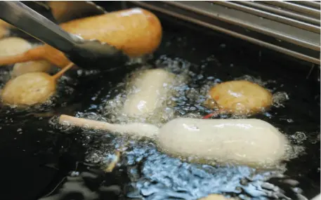  ?? AP FILE PHOTO ?? A battered Milky Way candy bar is deep-fried in trans fat-free oil at a food booth at the Indiana State Fair in Indianapol­is, Ind. The Canadian government’s ban on partially-hydrogenat­ed oils – a major source of trans fats – came into effect on Monday.