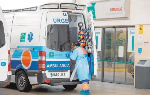  ?? ÁLVARO CARMONA ?? Una ambulancia en la puerta de Urgencias del Reina Sofía