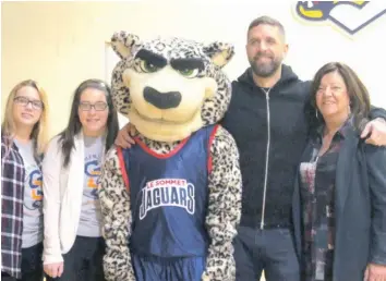  ?? —photo Frédéric Hountondji ?? Justin Kingsley avec Rebecca Goulet, la mascotte de l’école Le Sommet Macarena Rico et la directrice de l’école Anne Laflamme.