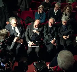  ??  ?? Rossi con Bersani, Epifani e D’Alema in platea del Teatro Vittoria Sotto, la bandiera rossa dell’Unione Sovietica sventolata in sala