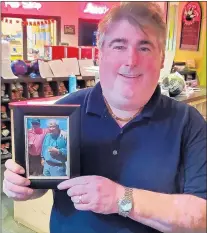  ?? TONY BARANEK/DAILY SOUTHTOWN ?? Keith Tadevich shows a photo of himself and his father, Ed Tadevich Jr., at Oak Forest Bowl on Wednesday.