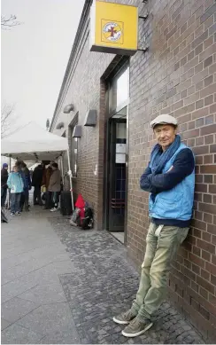  ?? Foto: imago/epd ?? Dieter Puhl vor der Bahnhofsmi­ssion am Zoo