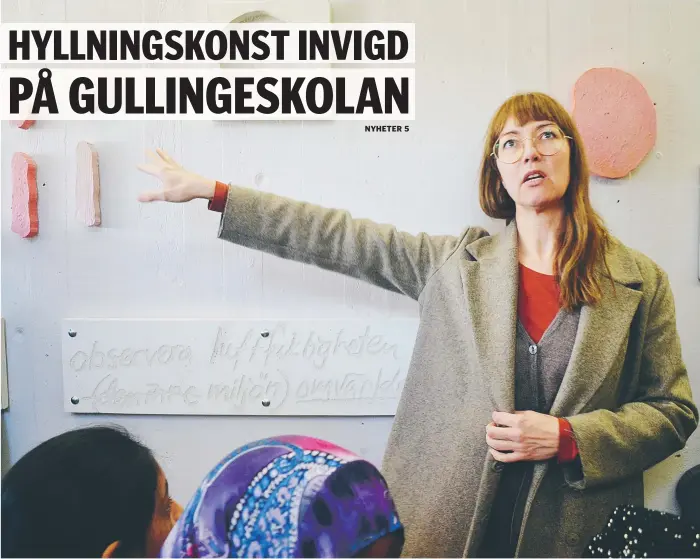  ?? FOTO: KERSTIN GUSTAFSSON ?? INVIGDES. Pia Sandström framför sitt konstverk, som hon ser som en hyllning till Siri Derkert, invigdes i mars 2017 i Gullingesk­olan i Tensta.