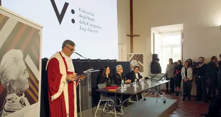  ??  ?? A San Leucio Una iniziativa ospitata dall’Università Vanvitelli nella ex colonia serica vicino Caserta In primo piano il rettore Paolisso