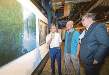  ?? PIC BY AZIAH AZMEE ?? Lembah Pantai MP Fahmi Fadzil (left) and NSTP chief executive officer Datuk Seri Abdul Jalil Hamid, with artist Johan Marjonid at the ‘Morphosis’ Exhibition at Galeri Prima in Bangsar, Kuala Lumpur, yesterday,