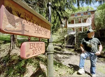  ?? Darrell Sapp/Post-Gazette photos ?? Edward Maslanka had a sign made showing the date his house was built by John Nelson in Ross.