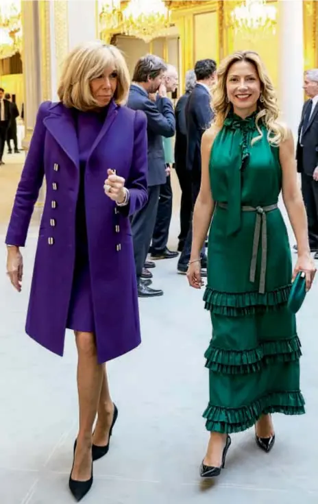  ??  ?? La Primera Dama argentina fue recibida por su par francesa en el Palacio Eliseo. Lució un vestido largo, verde inglés con volados de Eva Bomparola, tapado con cuello de piel sintética y zapatos al tono.