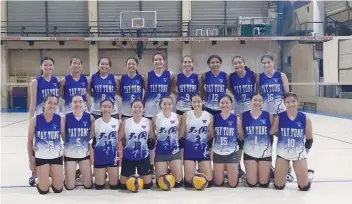  ?? (Photo courtesy of Roberto Calamba, Jr.) ?? Photo shows members of the Bacolod Tay Tung High School secondary girls volleyball team.