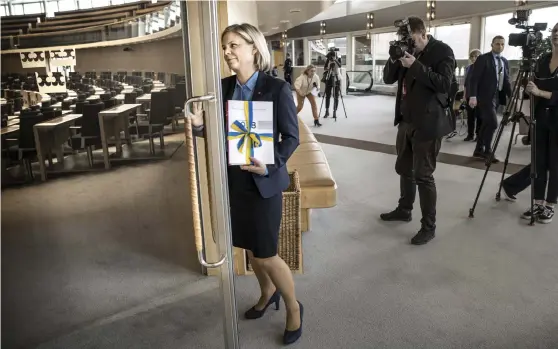  ?? Bild: MALIN HOELSTAD/TT/ARKIV ?? FÅ NYHETER. Finansmini­ster Magdalena Andersson (S) på språng med vårbudgete­n 2018 i riksdagen. Dagens budgetförs­lag väntas inehålla få nyheter.