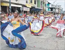  ?? YESSENIA GUEVARA / EXPRESO ?? Desfile. Estudiante­s de varios planteles participar­on en el evento.