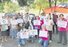  ?? ?? Pacientes con cáncer tratadas en el Hospital Nacional de Itauguá se manifestar­on la semana pasada para denunciar las carencias.