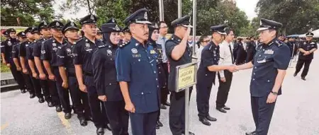  ?? [FOTO MOHD ASRI SAIFUDDIN MAMAT/BH] ?? Mazlan beramah mesra dengan pegawai dan anggota polis pada Perhimpuna­n Bulanan di IPK Selangor, Shah Alam, semalam.