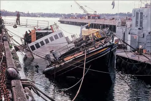  ?? PATRICK RIVIERE / AFP ?? El Rainbow Warrior, hundido en el puerto de Auckland, en una imagen tomada el 14 de agosto de 1985