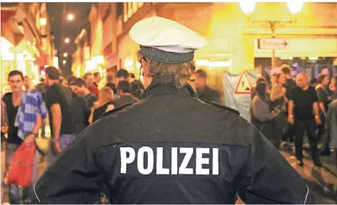  ?? RP-FOTO: CHRISTOPH GÖTTERT ?? Zehn Jahre nach dem Alarmbrief aus der Altstadtwa­che hat die Polizei die Partymeile im Griff.