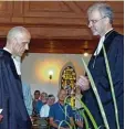  ?? Foto: Inge Pflüger ?? Dekan Jürgen Pommer (rechts) segnet den neuen Pfarrer Johannes Knöller in der Petruskirc­he.