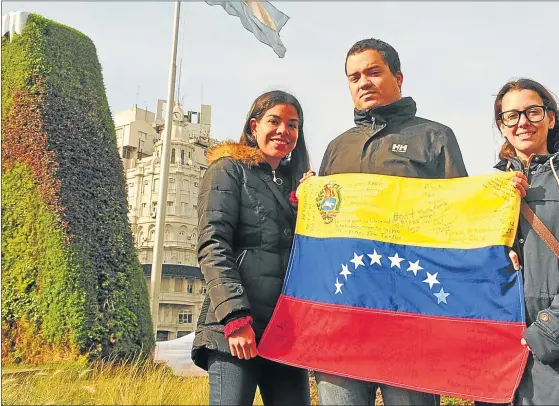  ??  ?? BANDERA. Yurif, Gabriel y Giovanna, tres jóvenes venezolano­s que llegaron en el último año, buscando trabajo para ayudar a sus familiares