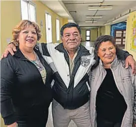  ??  ?? 44 años después. Rosendo junto a sus hermanas Vicenta y Juana, a las que no veía desde que eran niños. Ellas ni sabían si él estaba vivo.