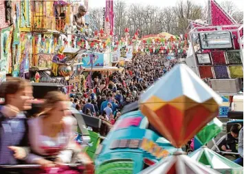  ?? Fotos: Annette Zoepf ?? Montagnach­mittag auf dem Augsburger Osterplärr­er: Bei herrlichem Sonnensche­in zieht es die Besucher auf Schwabens größtes Volksfest.