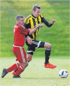  ?? FOTO: VOLKER STROHMAIER ?? Der Tabellenfü­hrer Sulmetinge­n (rechts Frank Fromann) hat am sechsten Spieltag in Dettingen (hier Jürgen Göppel) gewonnen.