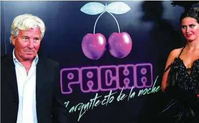  ?? GTRES ?? Ricardo Urgell con el logotipo del grupo empresaria­l Pachá, que le lanzó a la fama