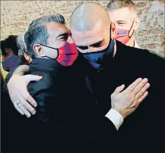  ?? QUIQUE GARCIA / EFE ?? Efusivo abrazo entre Joan Laporta y Víctor Valdés, ayer en Barcelona