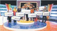  ??  ?? Jalaluddin (centre) congratula­tes Chester (fourth left), and seven other finalists of the contest at the prize giving ceremony.