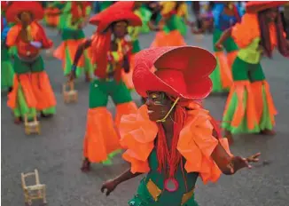  ?? HECTOR RETAMAL AGENCE FRANCE-PRESSE ?? Une troupe de danse s’exécute au premier jour du Carnaval national d’Haïti dans les rues de Portau-Prince.