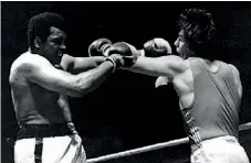  ??  ?? NOT AT HIS BEST: A long past his peak Ali defends against Vysotsky