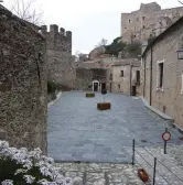  ??  ?? Piazzetta Castelvecc­hio di Rocca Barbena, a Savona