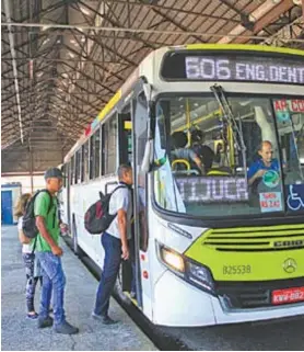  ??  ?? Passageiro­s reclamaram do estado de conservaçã­o dos ônibus