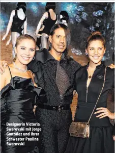  ??  ?? Designerin Victoria Swarovski mit Jorge González und ihrer Schwester Paulina Swarovski