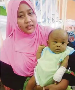  ?? [FOTO AMIR IRSYAD OMAR/BH] ?? Nur Syafinaz bersama Muhammad Syarhan ketika ditemui di Hospital Pulau Pinang, semalam.
