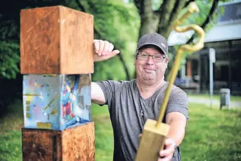  ?? RP-FOTO: TEPH ?? Die Objekte am Wegesrand bekommen noch Tafeln, die auf ihre Schöpfer hinweisen, sagt Ralf Buchholz.