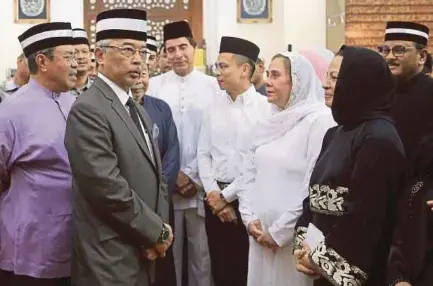  ?? MOHD YUSNI ARIFFIN PIC BY ?? Yang di-Pertuan Agong Al-Sultan Abdullah Ri’ayatuddin Al-Mustafa Billah Shah Sultan Ahmad Shah Al-Musta’in Billah speaking to the widow of Datuk Dahlan Zainuddin, Datin Effa Rizan (right), after funeral prayers at Masjid Saidina Abu Bakar As-Siddiq in Bangsar, Kuala Lumpur, yesterday.