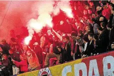  ?? Možná ze stadionu vymizí FOTO ARCHIV MAFRA ?? Nebezpečná pyrotechni­ka