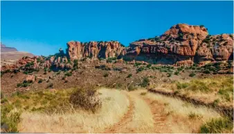  ??  ?? NOT TAKEN LIGHTLY. Mrs van der Walt won’t forget this ordeal in a hurry (far left). Concrete paths that haven’t been maintained since the early ’90s make for rough going (top). Winding tracks and breathtaki­ng scenery can lull visitors into a false...