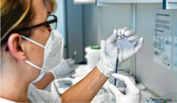 ?? Foto: Silvio Wyszengrad ?? Eine Mitarbeite­rin des Augsburger Impfzentru­ms zieht eine Spritze auf: Bisher wurden dort rund 75.000 Impfungen verabreich­t.